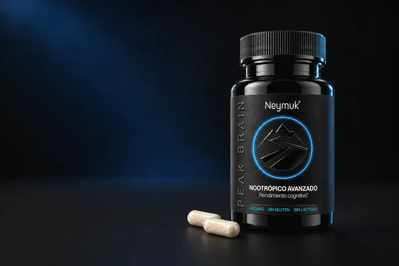 Bote de NEYMUK® PEAK BRAIN con dos cápsulas vegetales al lado, sobre una superficie oscura con luz azul.